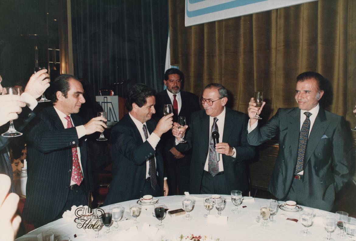 A-la-Izquierda-Massuh.-Junto-a-él-Eduardo-Duhalde-vicepresidente-y-en-el-extremo-derecho-Carlos-Menem-Presidente-de-la-Nación.-Cena-en-la-UIA..jpg