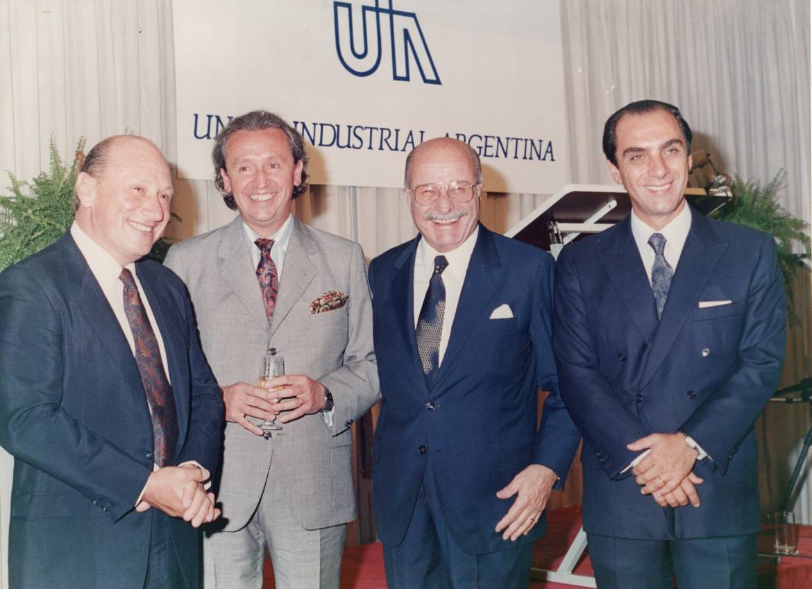 Junto-a-otros-miembros-del-Comité-Ejecutivo-de-UIA.-1.jpg